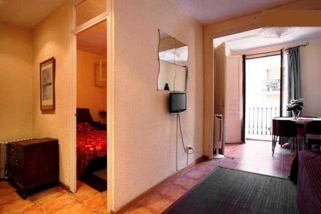 Poble Sec-1: Centrally Located Budget Appartement *