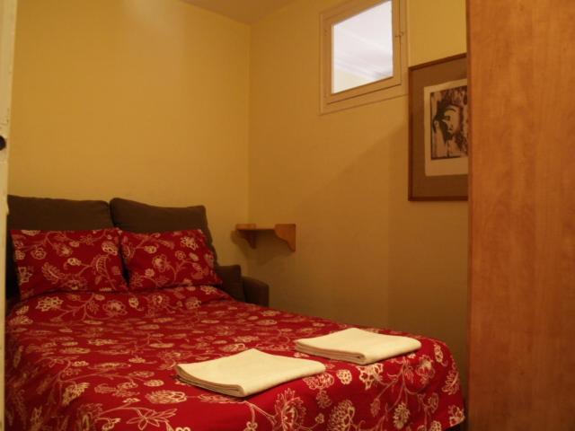 Poble Sec-1: Centrally Located Budget Apartment Barcelona